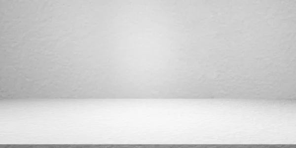 Boş stüdyo odası gri çimento arka planı. Boş masa, eski grunge yüzey beton inşaat arkaplanı. Rafta duran havan topu malzemesi. Metin ya da ürün sunumu için boş alan.