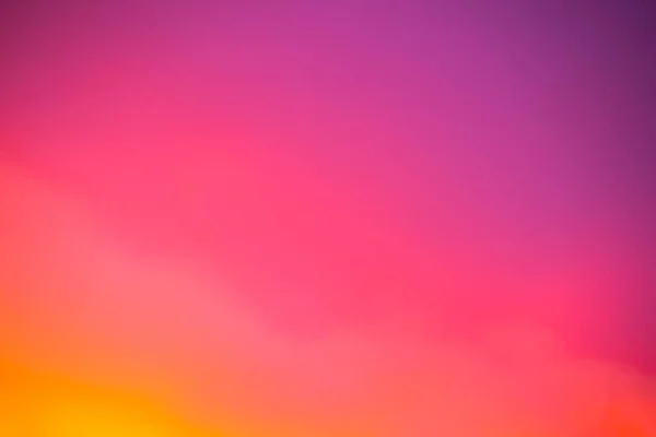 模糊抽象的夜晚 天空烘焙场 色彩艳丽的橙色黄色和紫色日出自然美景 柔和聚焦阳光的休憩空间 增加文字或产品介绍 新设计的夏季墙纸 — 图库照片