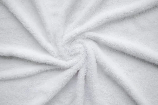 Beyaz havlu soyut arka plan. Dalga dokusu yumuşak kumaş arkaplanı. Metin ve ürün sunumu için boş alanı olan üst görünüm.