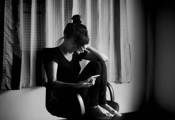 Портретна Жінка Сидить Кріслі Вона Дивиться Мобільний Плаче Чорно Білі — стокове фото