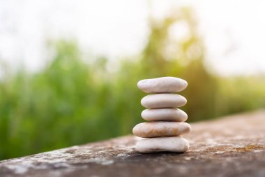 Piramit taşı Zen çakıl taşları doğada çimentoda bulanık yeşil yapraklarla doğa. Meditasyon sükuneti hala dengede Budizm dini ya da aroma terapisi spa seti konseptini gevşetin.