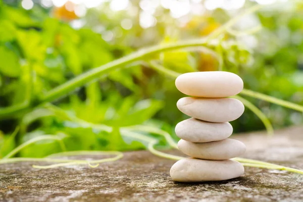 Stapeln Pyramide Stein Zen Kiesel Natur Auf Zement Mit Verschwommenen — Stockfoto