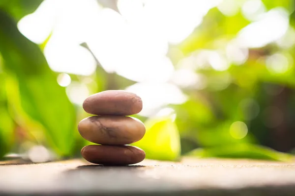 Pilha Pirâmide Pedra Zen Seixos Natureza Cimento Com Borrão Folhas — Fotografia de Stock