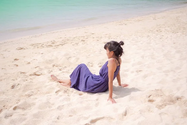Allein Asiatische Frau Sitzt Sandstrand Der Küste Mit Blauem Meer — Stockfoto