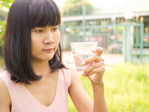 Mulher Asiática Segurando Vidro Com Água Fria Para Beber Desfocar — Fotografia de Stock