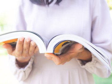 Kadın kitap okuyor. Yakından. Eğitim öğrenimi ya da tatil konseptinde evde yaşam tarzı tatili.