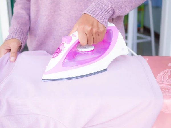 Mujer Planchando Ropa Cerca Tareas Domésticas Vacaciones Casa Estilos Vida —  Fotos de Stock