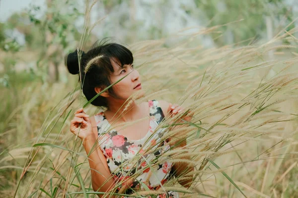 Tüylü Pennisetum Misyoner Çim Çayırında Tek Başına Duran Kadın Sonbahar — Stok fotoğraf