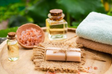 Bulanık yağ masajlı el yapımı sabun, Himalaya tuzu ve havlusu. Aroma terapisi spa seti. Lüks oteldeki tuvalet için. Yaşam tarzları tatillerde sağlık için iyi sağlık için tatil yapar. Doğal terapi kavramı.