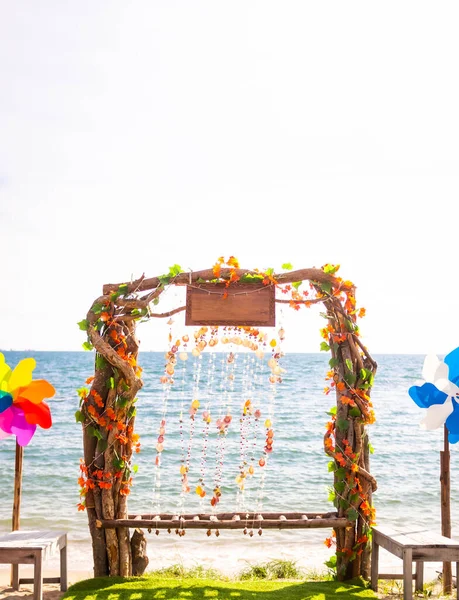 Bruidsboog Zandstrand Aan Kust Wazig Blauwe Zee Achtergrond Toerisme Voor — Stockfoto