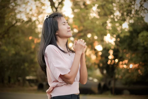 Femme Debout Avec Les Yeux Fermés Sur Bokeh Flou Arbre — Photo