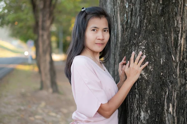 Портрет Однієї Жінки Стоїть Природою Великого Дерева Парку Самотнє Або — стокове фото