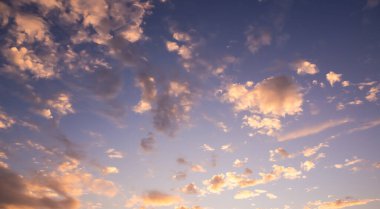 Gökyüzü pastel bulutları dış doğa arka planı. Kırık kalp veya sevgililer günü arkaplanı için tatlı duvar kâğıdı.