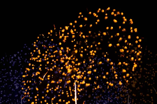 Fuegos Artificiales Sobre Fondo Negro Oscuro Fiesta Celebración Luz Abstracto —  Fotos de Stock