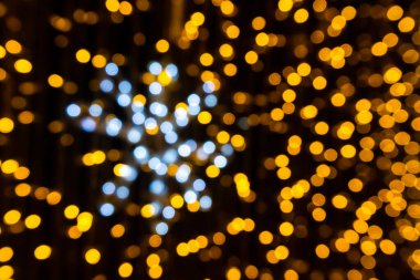 Neon ışıklı parlak gece ve koyu siyah arka planlı renkli Bokeh soyutlaması. Parti kutlama bayramı sembolleri için odanmamış poster dekorasyonu. Mutlu Noeller ve mutlu yıllar 2022.