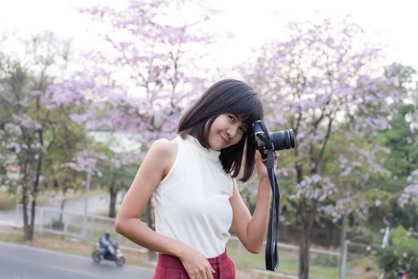 Portre Yalnız Kadın Mutlu Gülümseme Bulanık Çiçek Arkaplanında Kamera Fotoğrafçılığı — Stok fotoğraf