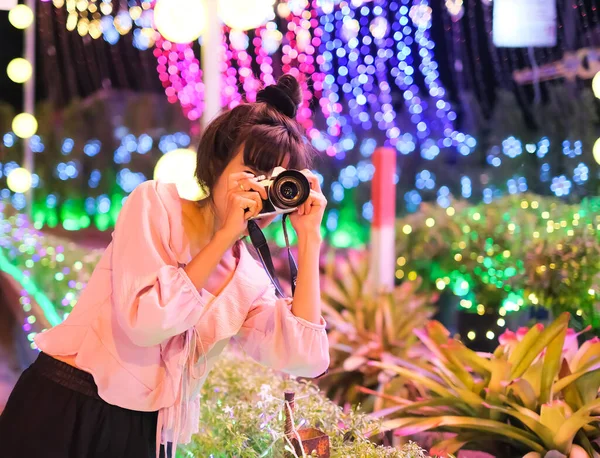 Portrait Alone Woman Holding Camera Photography Тупій Боке Вночі Туристичні — стокове фото