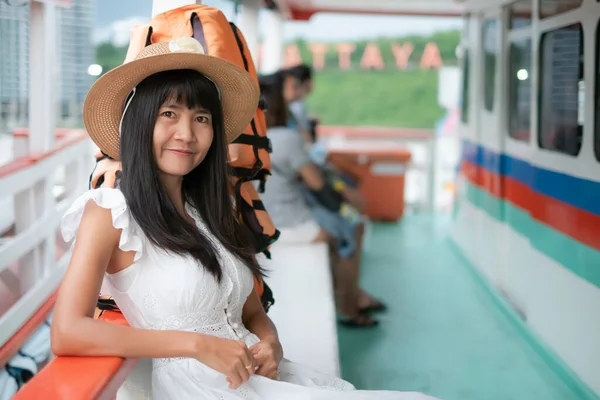 肖像画女性の笑顔 白いドレスと帽子の女性がボートに座っている ライフスタイル休暇観光熱帯旅行夏休みと海の概念上の輸送 本物のスリムフィット肌の日焼け黒髪 — ストック写真