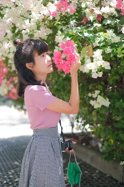 Жінка Стоїть Тримає Рожеві Квіти Бугенвіля Запах Тримає Камеру Маску — стокове фото