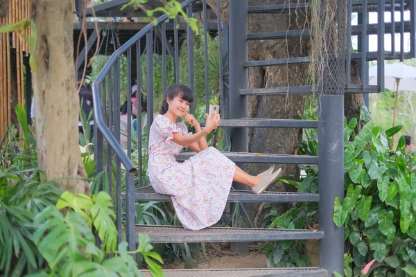 Жінка Посміхається Тримає Мобільний Смартфон Селфі Сідайте Сходах Технологія Життя — стокове фото