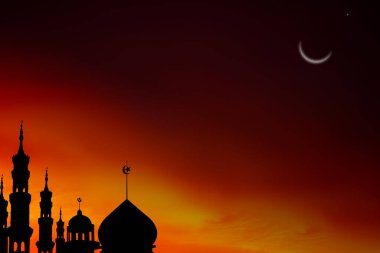 Karanlık bir gecede cami kubbesi ve siyah arka planda Hilal Ay. Yeni yıl Muharram, Kurban Bayramı, Kurban Bayramı, Kurban Bayramı. Din sembolü İslami Ramazan.