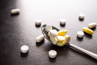 Siyah ve kaşık içinde uyuşturucu. Tehlikeli ilaç, aşırı doz, sağlıksız. Madde İstismarı kavramı.