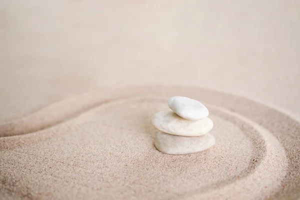 Stos Kamyczków Wzorem Zen Japoński Projekt Ogrodu Plaży Piaskowej Buddyzm — Zdjęcie stockowe