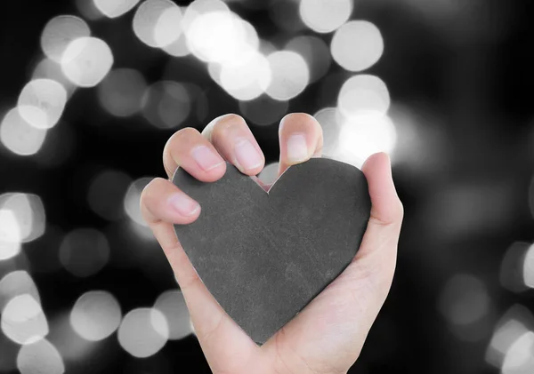 Ραγισμένη Καρδιά Δάκτυλο Κρατώντας Μαύρο Σχήμα Καρδιάς Στο Φως Επίδραση — Φωτογραφία Αρχείου