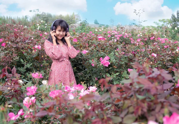 Žena Sluchátkách Parku Růže Pohled Krajinu Přírody Poslouchá Hudbu Šťastnou — Stock fotografie