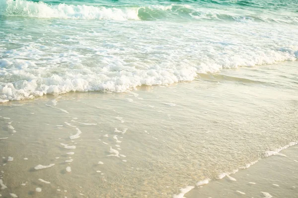 海岸のトップビューで青い海と砂浜の白い柔らかい波 海の岸屋外自然景観の背景 休日の観光旅行の休暇熱帯夏のコンセプト — ストック写真