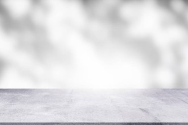 Arkaplan boş gri beton duvar odası arka planında gölge yaprakları var. Boş masa stüdyoları zemin beton inşaatı. metin ya da ürün sunumu için boş alanı göster.