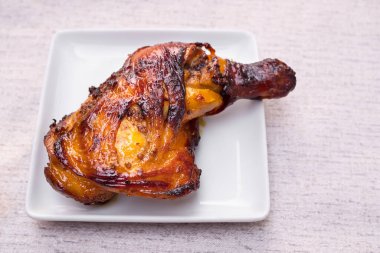 Beyaz tabakta ızgara tavuk budu. Kızarmış acı sos pişirmek. Geleneksel Asya yemeği Tayland. Restoranda akşam yemeği. Sağlık konsepti için yiyecek.