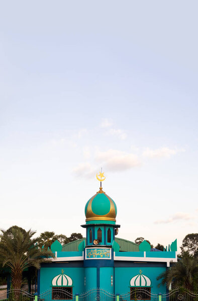 Mosques Dome buiding on blue sky background. ramadan islamic religion symbols. Islamic new year Muharram, Mubarak, Eid al-fitr, Eid al-Adha, arabic concept. portrait with free space. — Stock Image Mosques Dome Buiding Blue Sky Background Ramadan Islamic Religion Symbols Stock Image