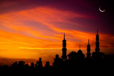 Ramazan, Kurban Bayramı, Yeni Yıl Muharram İslami Din Sembolleri, Camiler Kubbesi 'nin silüeti, gece karanlığında alacakaranlık gökyüzü ve gün batımında Hilal Ay. Arapça, Kurban Bayramı, Mübarek Müslüman kavramı