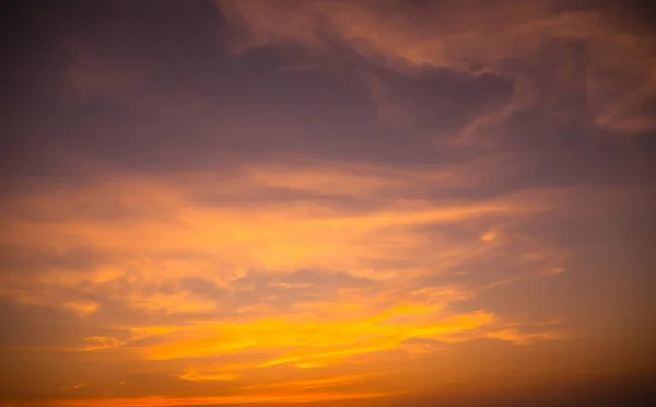 Evening Sky Skymning Dramatiskt Guld Solnedgång Skymning Bakgrund Färgglada Solljus — Stockfoto