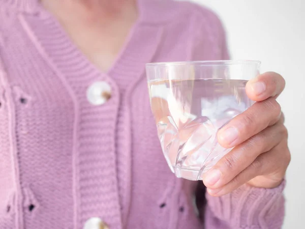 用玻璃杯盛放纯净水的毛衣把女人关起来 饮水促进饮食和健康的概念 亚洲真皮棕褐色泰国 — 图库照片
