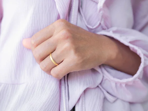 Anillo Oro Dedo Anular Izquierdo Mujer Casada Cerca Auténtica Piel —  Fotos de Stock