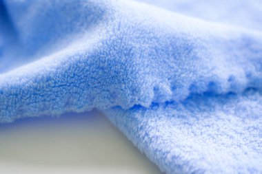 Mor mavi havlu arka planı. Yumuşak bir kumaş dalgası. Yeni modern tasarım lüks ışık ve yumuşak dalga pürüzsüz ipek duvar kağıdı. Boş yer. Kart posteri veya sunum ürünleri kavramı için.