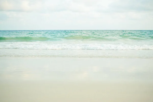 Sandstrand Mit Blauem Meer Und Blauem Himmel Und Weißen Wolken — Stockfoto
