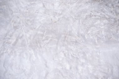 Gri çimento. Eski pürüzlü yüzey dokusu koyu siyah beyaz zemin taşı. Kirli desenli zemin duvarı ve duvar kâğıdının içindeki yumuşak ışık malzemesi. Çatı katı zemin ev temizleme.