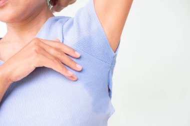 Kadın ıslak gömleği, koltuk altını kapatın. Koltuk altı ter lekeleri ve güçlü vücut kokusu. Hiperhidroz terleme. Sağlık konsepti için hijyen..