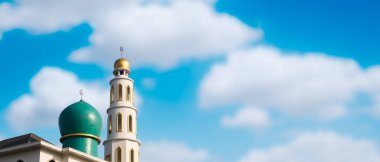 Cami Kubbesi mavi gökyüzü arka planında. Ramazan İslami Din sembolleri. İslam 'ın yeni yılı Muharram, Mübarek, Kurban Bayramı, Kurban Bayramı, Arap konsepti. Boş alanlı portre.