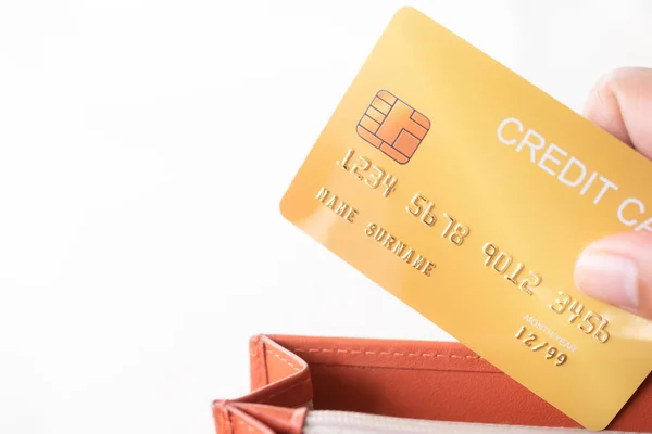 Cüzdanında beyaz arka planı olan bir kredi kartı var. Elektronik parayla kredi alışverişini öde. 2023 yılına yatırım geliri planlayın. iş veya finans kavramı.