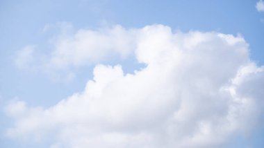 Mavi gökyüzü beyaz bulut arka planı. Gökyüzü duvar kağıdı arkaplanlı güneş ışığı günü. Model doğa serbest alan arkaplanı. Çevre koruma için kart ya da poster.