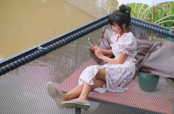 Одна Жінка Відпочиває Користується Мобільним Смартфоном Відпустці Річці Туристична Подорож — стокове фото
