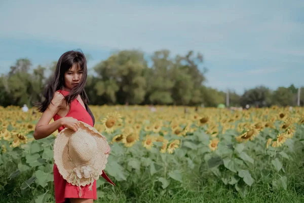 Allein Steht Eine Frau Mit Rotem Kleid Und Hut Sonnenblumenpark — Stockfoto