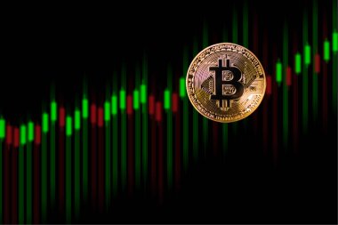 Siyah arka planda şamdanda 3D Altın Bitcoin kripto para birimi. ... hisse senedi ticareti, dijital bankacılık. 2023 yeni yıl konsepti için yatırım para birimi kar finansmanı planı.