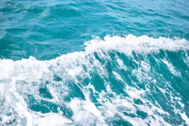 Mavi Deniz Su Arkaplanı 'nda Beyaz Dalga dokusu. Okyanus Adası Doğa Manzarası Fotoğrafçılığı. Turist Tatilleri Yaz Tatilleri veya Çevre Konsepti için. Sahil Kıyısından en iyi manzara.