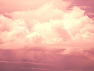 Kızıl güneş ve Cloud Sky Pastel Arka plan. Duvar kağıdı Gökkuşağı renginde. metin ya da ürün sunumu için kart ya da poster tatlı gradyan serbest arkaplan alanı. Seyahat Tropik Yaz Tatili konsepti.