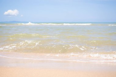 Beyaz Dalga Mavi Deniz Sahilde Mavi Gökyüzü Manzaralı. Sahil Denizi 'ndeki Desture Desert Sandy' de köpüklü su okyanusu. Tropik Yaz Tatilleri. Arkaplan Doğası 'nı kapatın Sakin Deniz Kenarı.